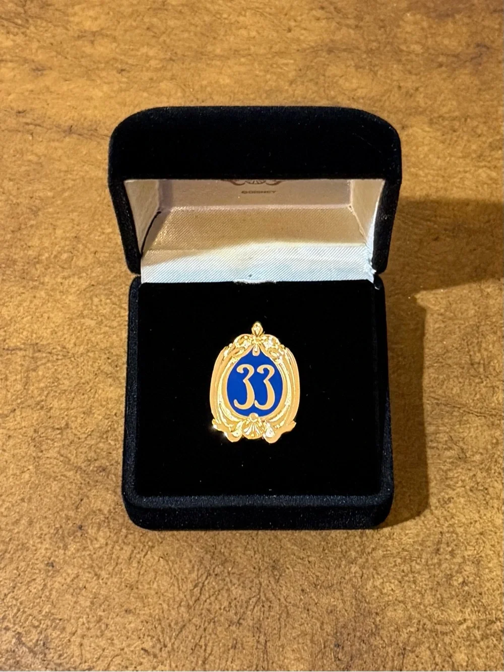 NEW DISNEYLAND CLUB 33 OFFICIAL GOLD & BLUE LOGO PIN LAPEL PIN IN BRANDED CASE